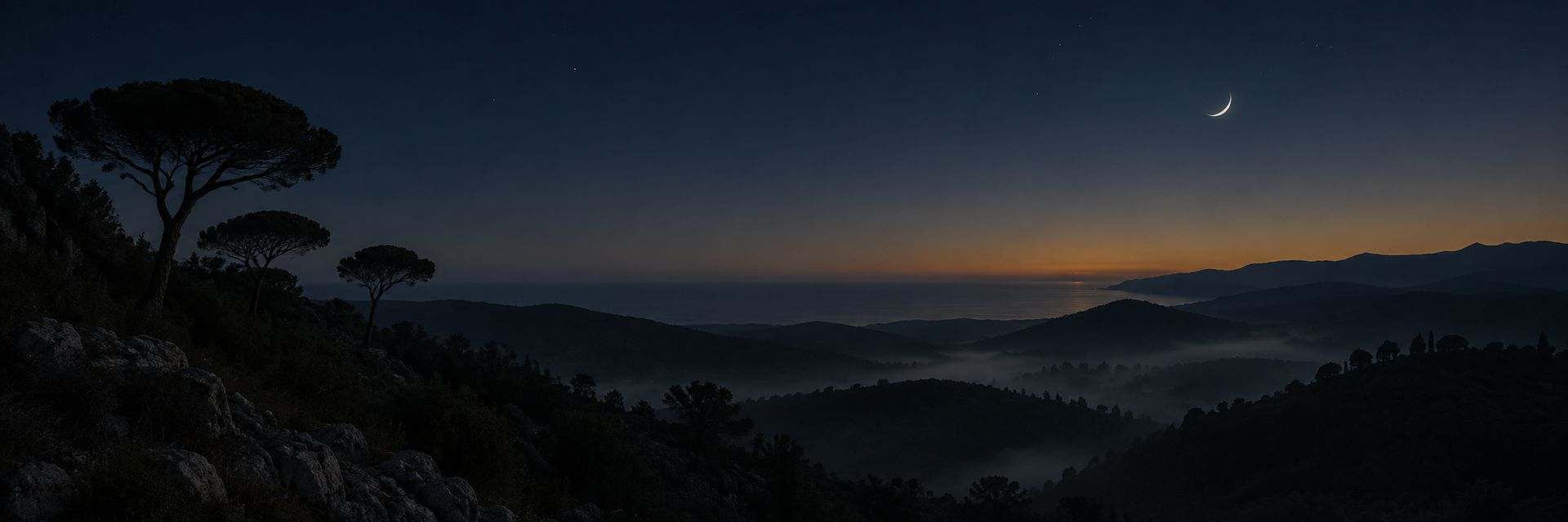 Croissant de lune au-dessus des collines et de la mer sur la Côte d'Azur